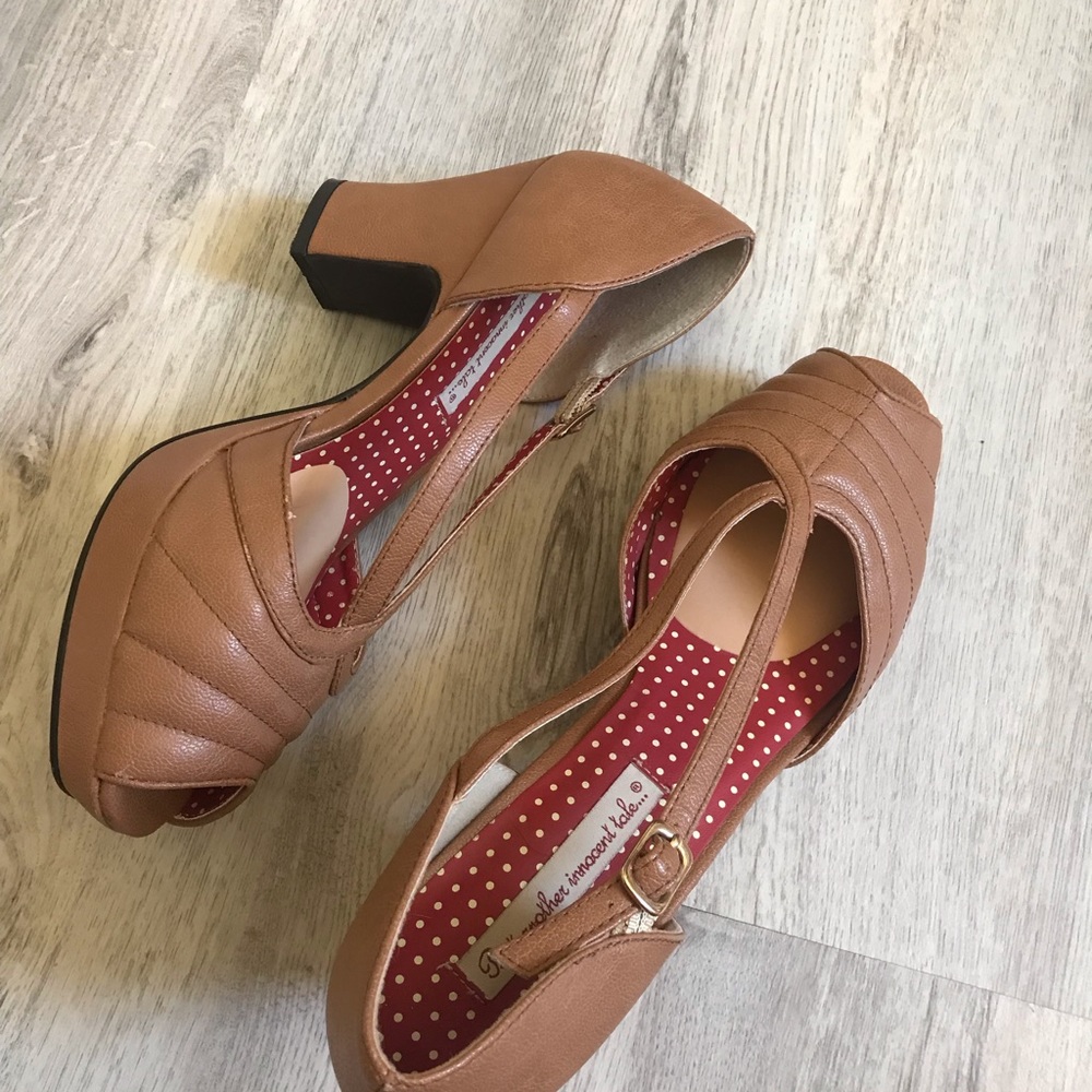 B.A.I.T. (But Another Innocent Tale) 1940’s Inspired Heels Tan w/red inside Sz8 - Picture 8 of 10